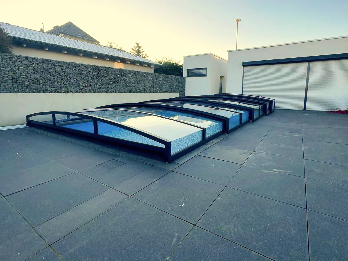 Pool eingebaut mit Dach